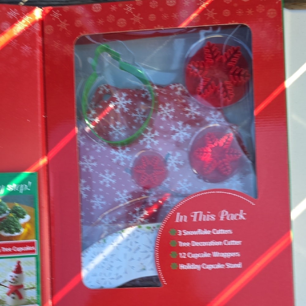 Christmas Cake Decorating Kit - Red and Green - Picture 4 of 5